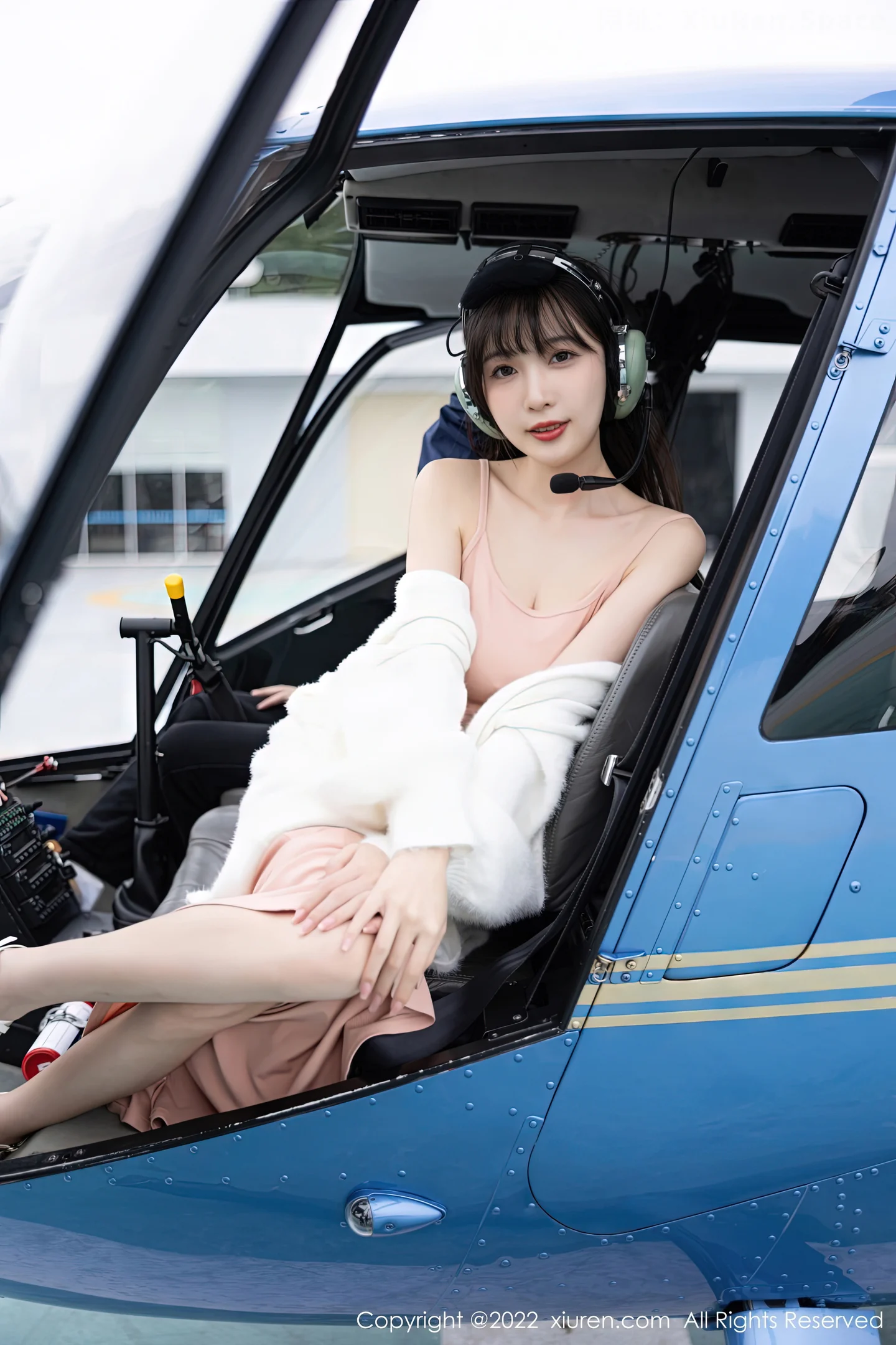 图片[5]-[Xiuren秀人网]2022.12.26 VOL.6042 严利娅Yuliya 红色情趣内衣加黑丝美腿性感私房写真集-秀人网官方网站